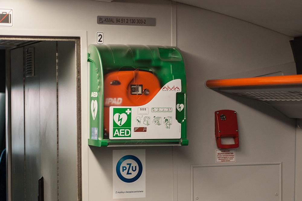 Czym jest defibrylator AED i kto może go użyć?
