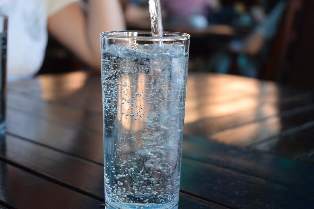 Woda gazowana i jej właściwości. Kiedy warto ją pić, a kiedy lepiej unikać?